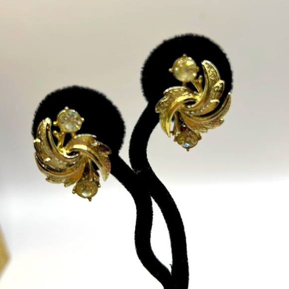 Vintage Coro clip on earrings, clear glass stones, gold tone Leaf style Earrings - Picture 6 of 9